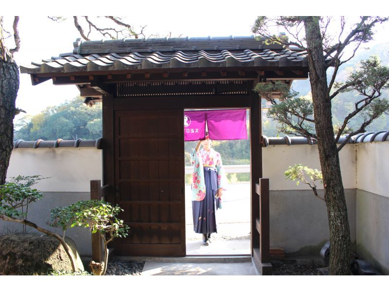 【岡山・笠岡／井原】着物・袴を着て約100年前の古民家で写真撮影♪ 昭和ガラスのある廊下で映え写真を撮影